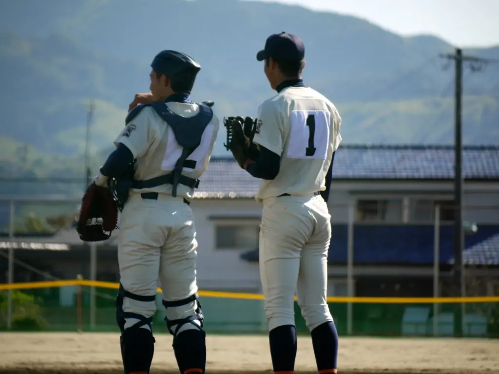 岡田監督の名言35選阪神タイガースを日本一に導いた語録集を厳選！
マウンドで投手と捕手が話している後ろ姿