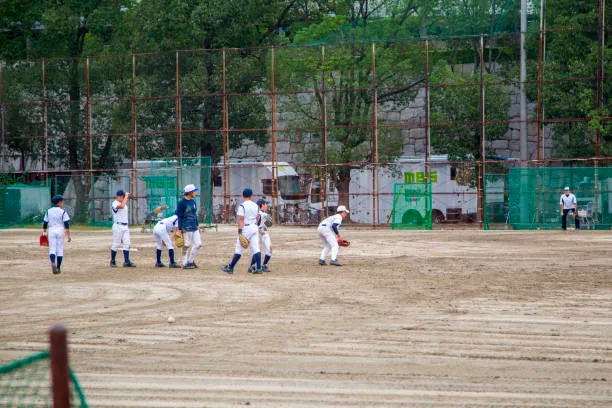 岡田監督の名言35選阪神タイガースを日本一に導いた語録集を厳選！
学校の練習場でノックを受けている様子